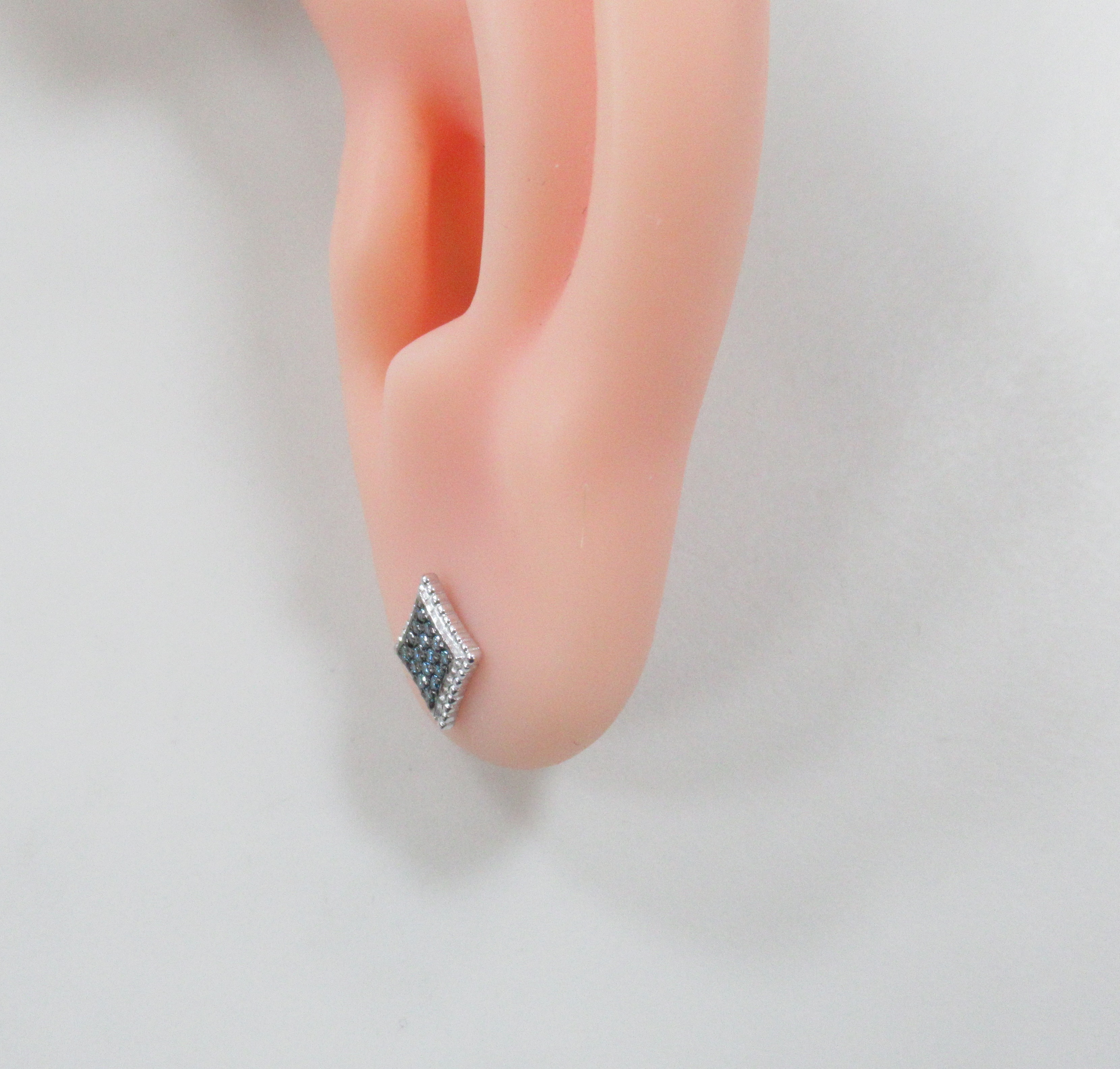 Серьги-пусеты из белого золота с голубыми бриллиантами